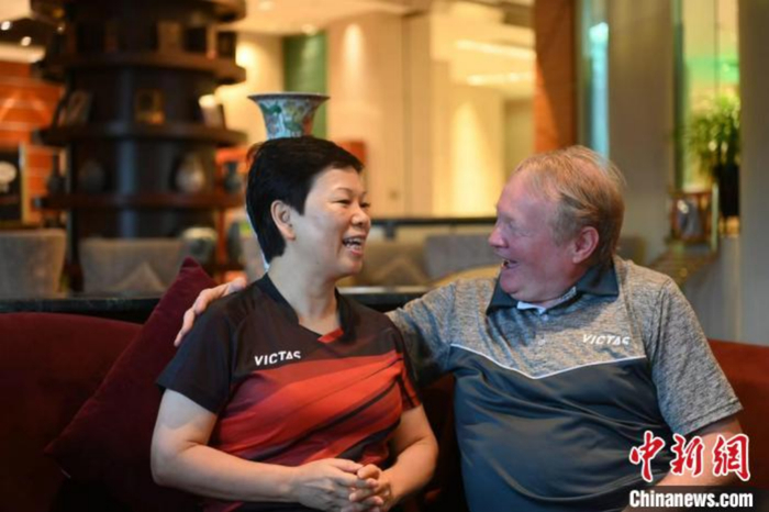 倪夏莲与丹尼尔森相视一笑。　安源　摄