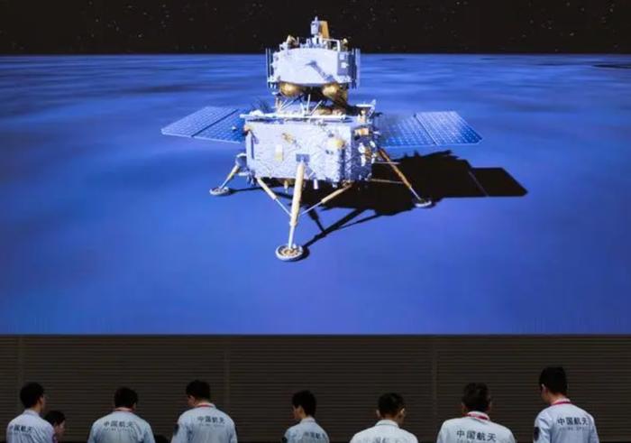  △在北京航天飞行控制中心，工作人员监测嫦娥六号着陆器和上升器组合体工作情况