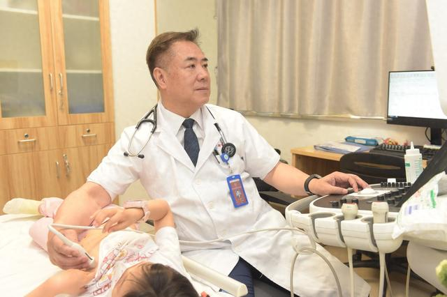 孙琨教授帮助一名小儿先心病患儿随访开展检查。本文图片均为 受访者 供图