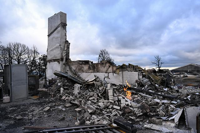 美国新墨西哥州山火持续,fbi悬赏1万美元通缉嫌疑人