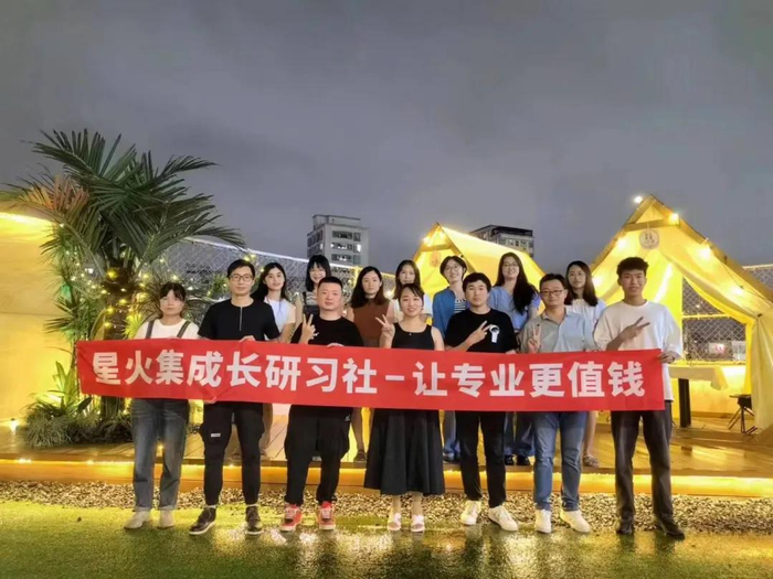 玛莎与学员们一起合影丨图源受访者