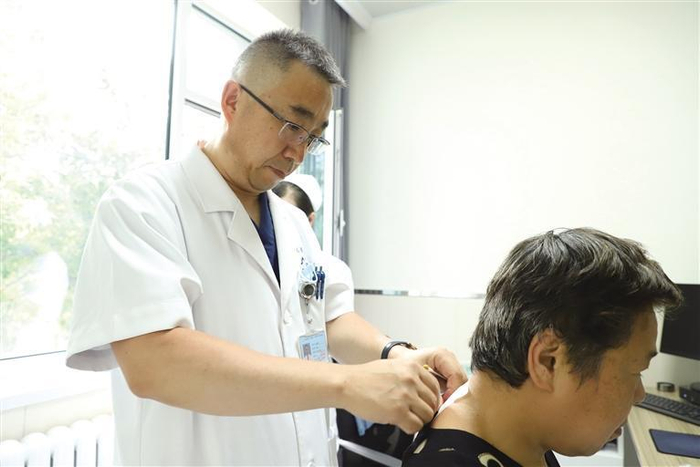     医护人员正在为患者敷贴