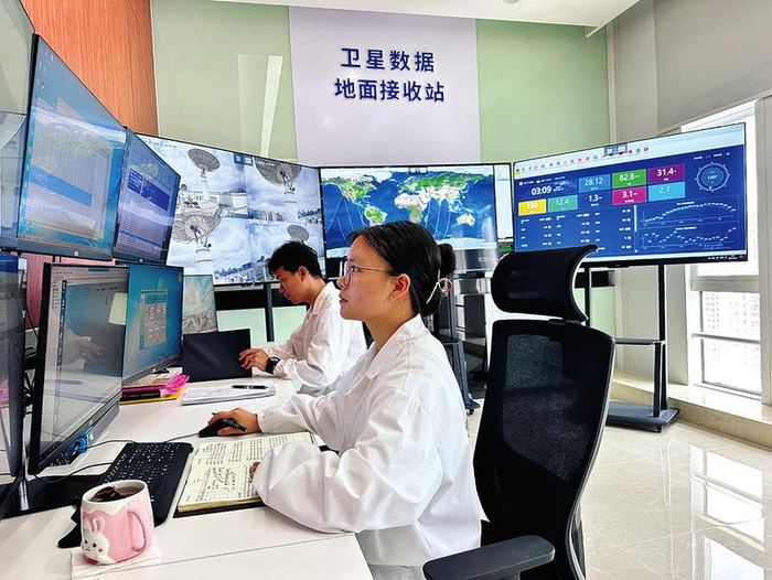    南宁世纪空间数据接收工程师正在接收卫星回传的数据。    本报记者韦静 摄