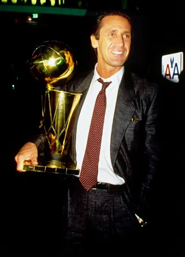 莱利在保罗·韦斯特海德执教11场下课之后正式接手湖人队主教练野职