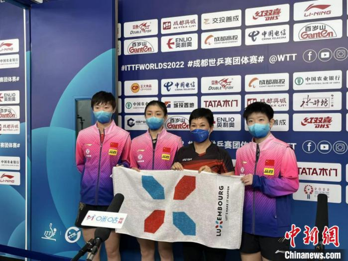 “乒乓奶奶”倪夏莲客串记者祝福国乒。　贺劭清　摄