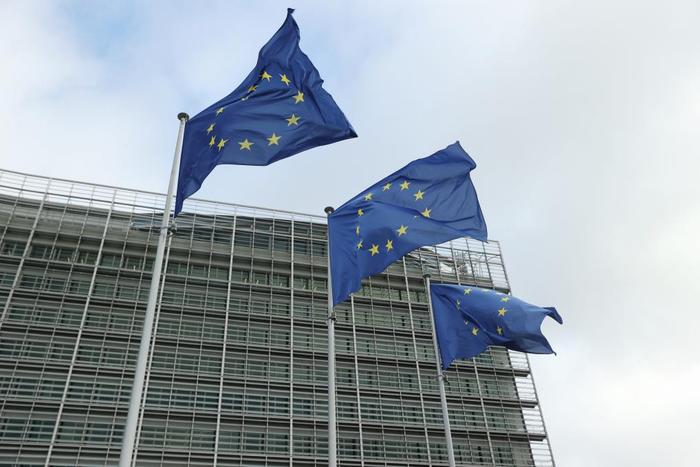 ▲资料图：比利时布鲁塞尔欧盟委员会总部大厦外的欧盟旗帜。图/新华社