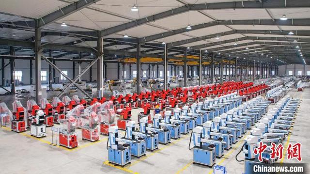 沁峰机器人有限公司生产的一款摆臂冲压机器人产品，占到国内市场份额的70%左右。 沁峰机器人有限公司 供图