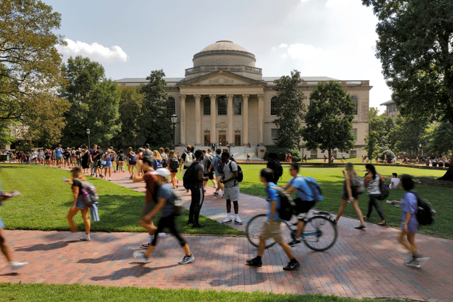 2018年9月20日，美国北卡罗来纳大学教堂山分校威尔逊图书馆前的学生 资料图 图源：外媒