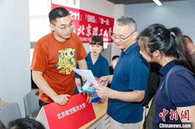 上海市普通高校志愿填报咨询会24日举办，吸引了众多考生和家长前往咨询。上海杉达学院供图