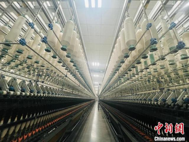拥有高端智能化纺织设备的湖南科创纺织纺纱车间。傅煜 摄