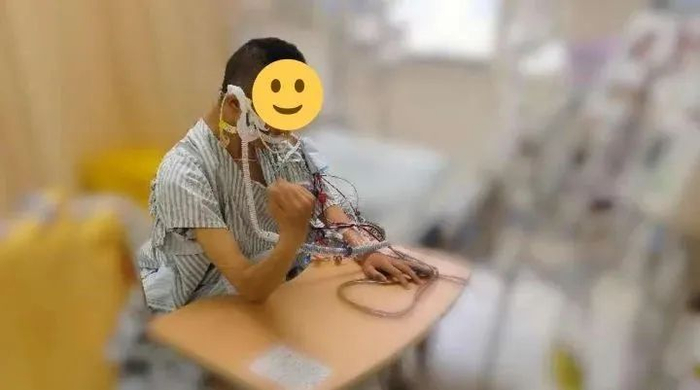 ▲小高在医院里坚持治疗和康复（医院供图）