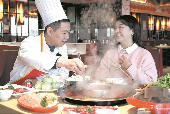     黑妹（右）探店