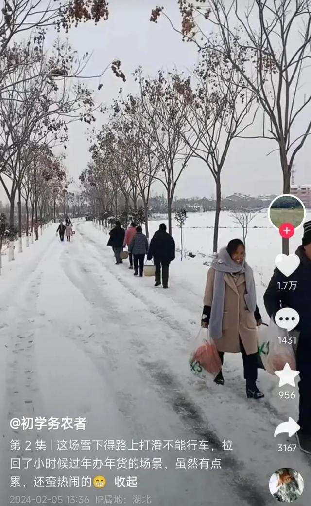 康佳僮和村民打年货。图/视频截图