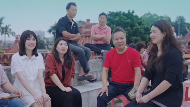 △莎莎和南音社的社长、伙伴们一起聊南音。