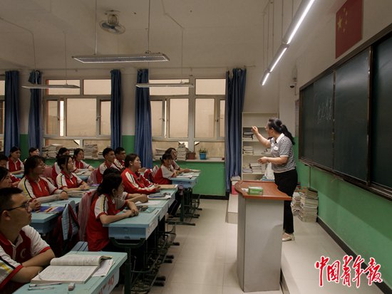     今年高考前夕，侯朝茹在高三课堂上，窗外黄沙漫天。中青报·中青网记者 杜佳冰/摄