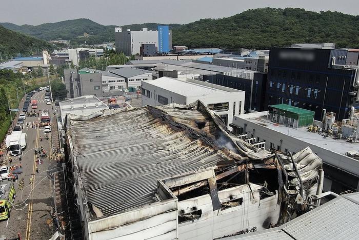 火灾后的韩国京畿道Aricell工厂。 图源：韩联社