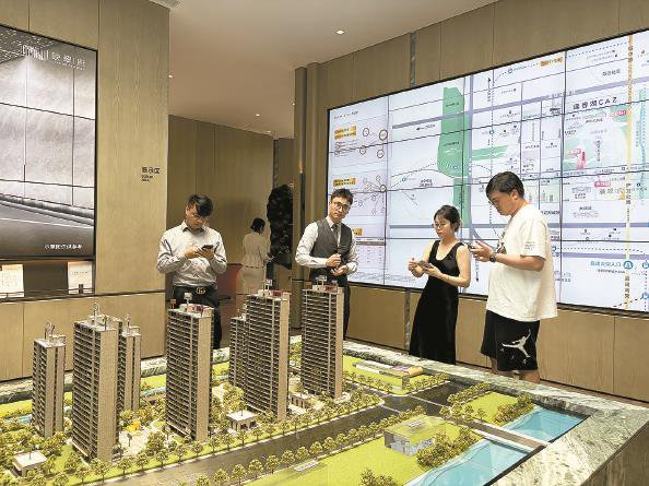             最近看新房的市民明显增多  杨玉红  摄          