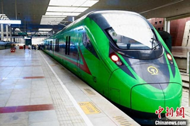 6月24日，高原复兴号动车停靠在拉萨站，准备出发。马生明 摄