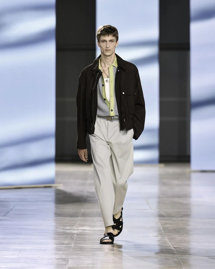 方面,dries van noten 混合了不同单色,如海军蓝和黑色,米色和水泥灰