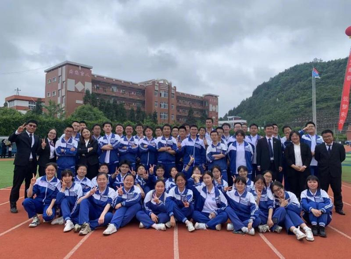 全班49人48个高考成绩过600分 老师：大部分孩子来自大山 他们会主动要求不放假-全班50人11考清华14考北大的