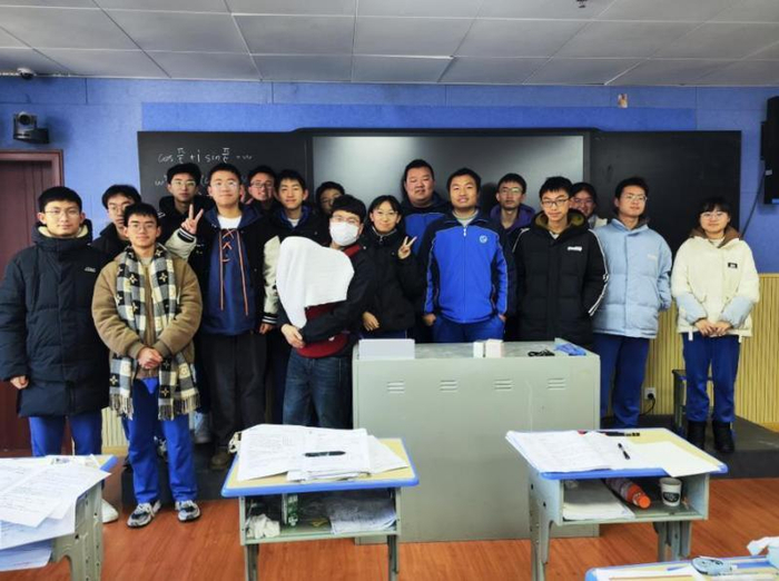 全班49人48个高考成绩过600分 老师：大部分孩子来自大山 他们会主动要求不放假-全班50人11考清华14考北大的