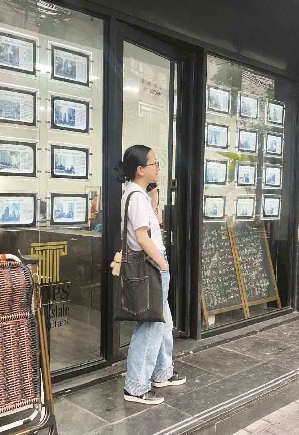             新政后，不少房产中介客户咨询量增加了  本报记者  周馨  摄          