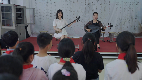 △莎莎和老师在当地学校教学唱南音