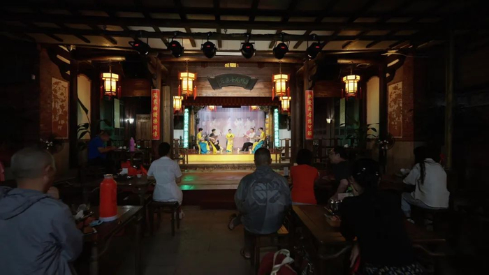 △当地老年人在文庙观看南音演出