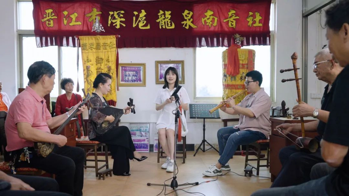 △莎莎在晋江市深沪龙泉南音社唱南音