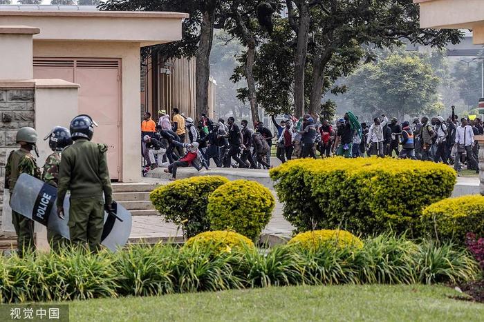 当地时间6月25日，肯尼亚内罗毕市中心，抗议者跑进肯尼亚议会大楼（视觉中国）