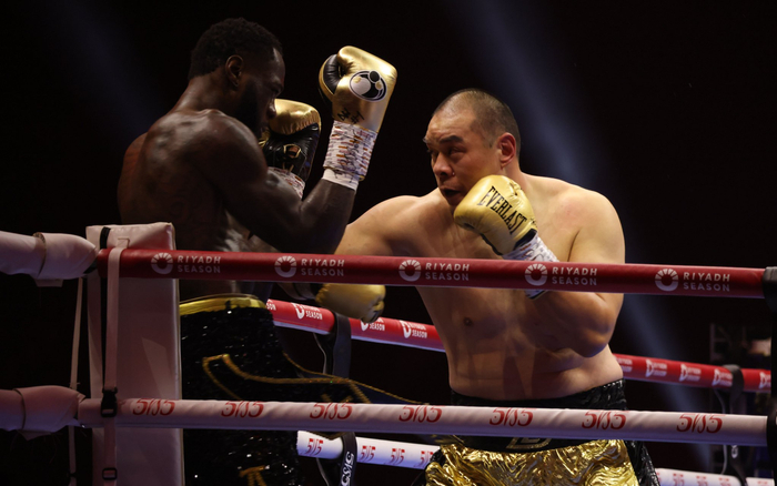 本月初，张志磊击败前世界拳王维尔德（左），赢下职业生涯重要一战。  图/新华社