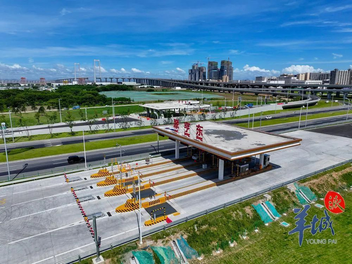 2024年6月23日，深中通道中山市翠亨东收费站入口整装待发