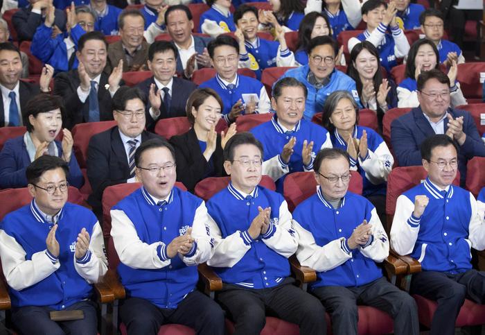 ▲4月10日，在韩国首尔，韩国最大在野党共同民主党党首李在明（前排中）与共同民主党领导层共同庆祝出口民调结果大幅领先。图/新华社