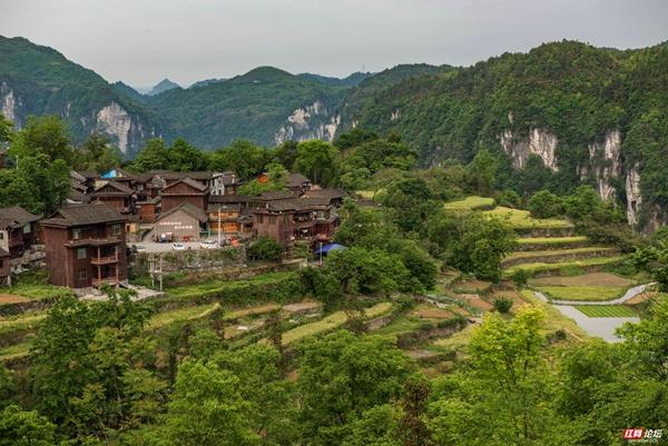 秘境湘西丨神奇!建在悬崖峭壁上的吉斗苗寨