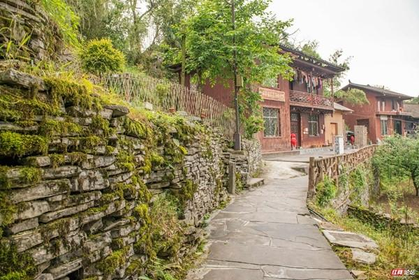 秘境湘西丨神奇!建在悬崖峭壁上的吉斗苗寨