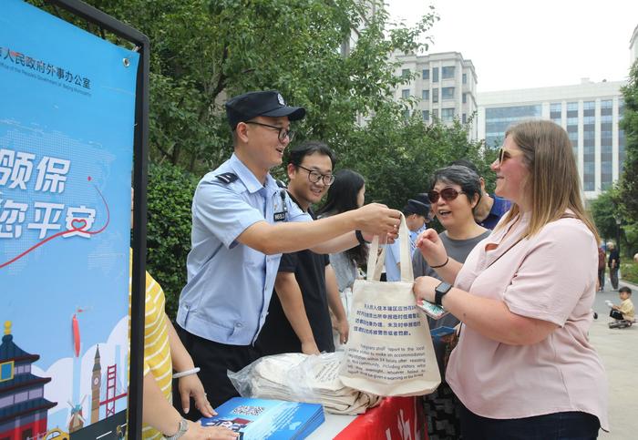 民警现场解答各类疑问，发放宣传材料。 图源：门头沟警方