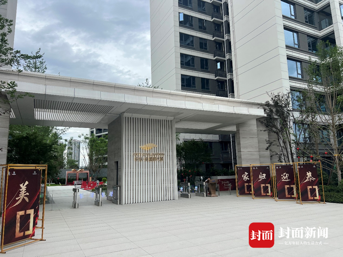 6月22日，小区大门口。封面新闻记者 摄