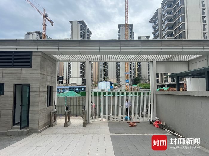 6月22日小区大门仍处于封闭状态，行人无法通行。封面新闻记者 摄