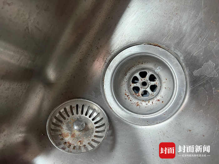 6月22日，已经生锈的洗菜池。封面新闻记者 摄