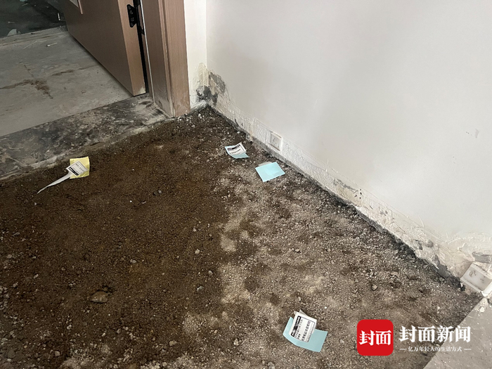 6月22日，次卫门口墙角渗水。封面新闻记者 摄