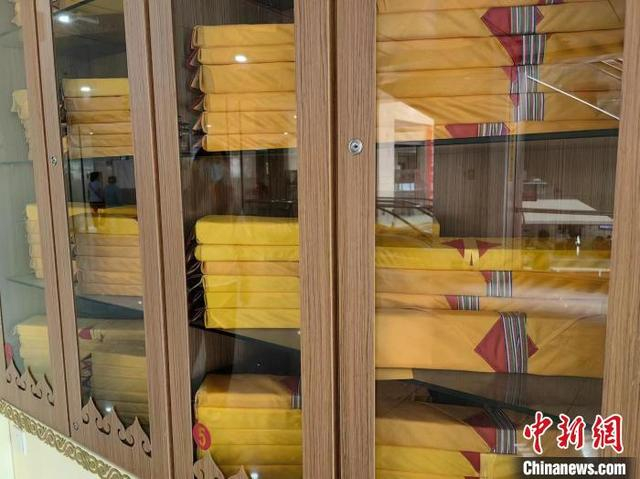 图为医院内陈列的医学古籍。中新网记者 乌娅娜摄