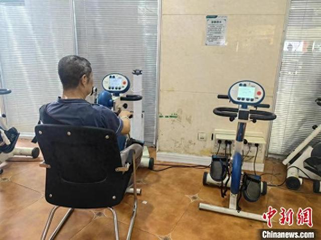 图为患者正在接受康复治疗。中新网记者 乌娅娜摄