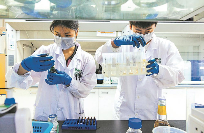     技术人员进行检测