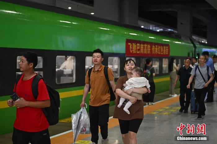 重庆开出首趟经巴南高铁列车-巴南高铁路线