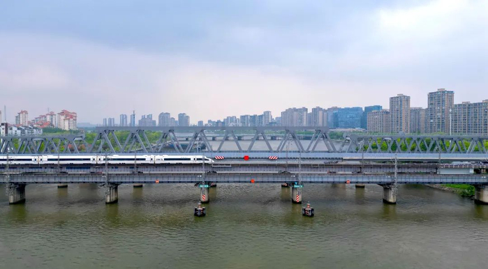宁波枢纽庄桥至宁波段增建三四线工程余姚江特大桥段。范洪 摄