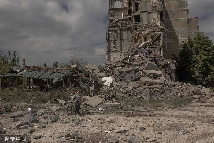 俄乌战争已持续超过2年，图为顿涅茨克地区托雷茨克一栋被摧毁的居民楼 （视觉中国）