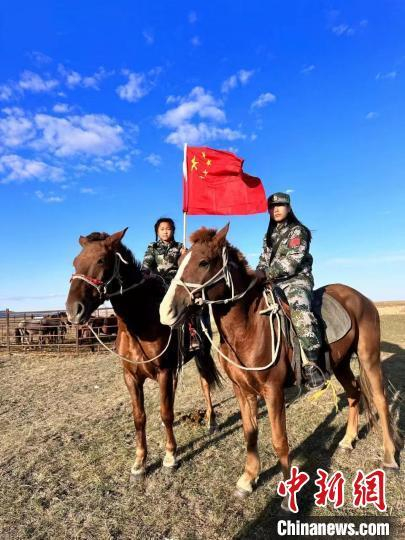 资料图。图为2023年国庆节期间，础鲁的两个女儿跨上马背，准备随父巡边。 新巴尔虎左旗宣传部供图