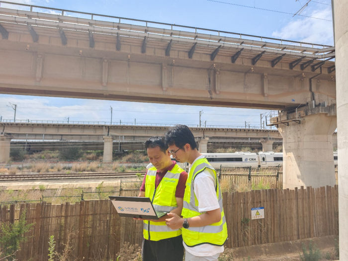 中国移动工作人员在昆明市呈贡区沪昆高铁拖磨村段测试沪昆高铁运行线路业务变化情况（2024年5月17日摄）。