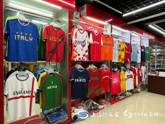 义乌球衣商铺展示柜    杨烨摄