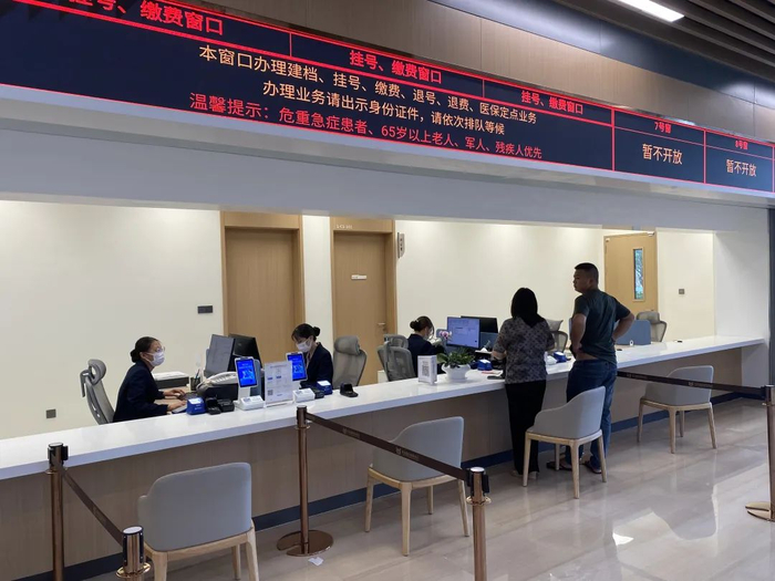 市民在和祐医院就医、咨询。